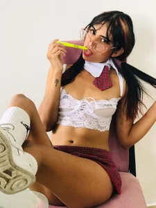 SCHOOLGIRL DONA od Dona_and_Carl  5 snímek