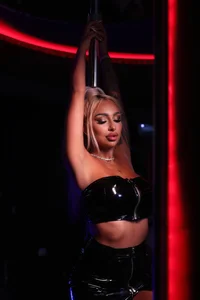 GoldenAmber Pole DANCE Gambar 4