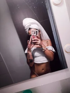 Hellen_dumont after the shower Pic