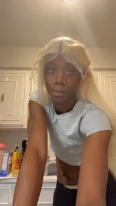 QueeneCoco Public  5টি ছবি