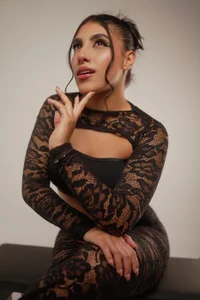 JuliCorrea_ the black looks nice on me 🌸 Pic 3