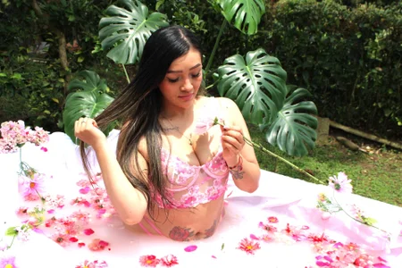 gabriella_coxx between flowers Pic 8