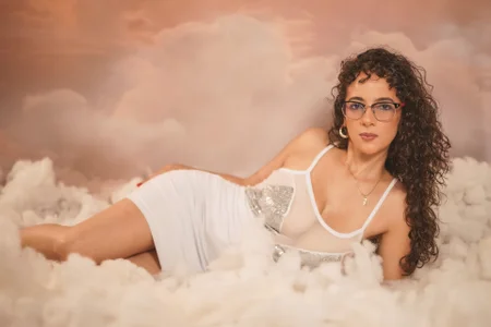 AmaraYasbel Goddess in Clouds টি ছবি