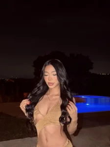 IsabellaLux_ Public Pic 2