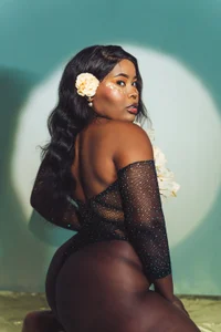 Rianamanson In the flowers Pic 4