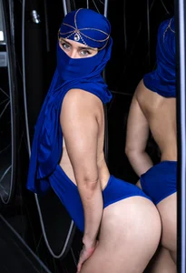 Dressed only with blue lingerie and desire to be a look 💙 od rawiya  snímek