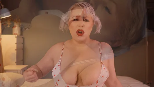 BUSTY BEST FRIEND Screengrabs de GoddessAlimony  6 photos