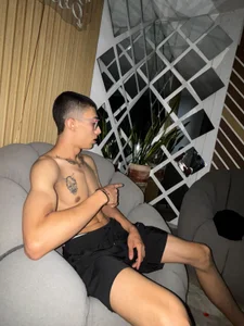 ValentinoCortez Valentino hard cock🔥🫡 Εικόνα 3