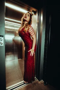 the girl in the elevator 🍾 de AnaCarrera Foto 5