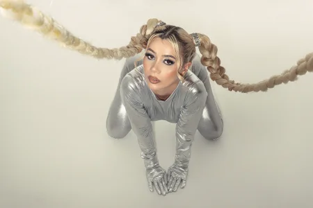 HannaConnor_ SILVER GLAMOUR Pic 8