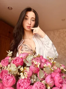 MiguelinaRasmuson Look at me in flowers Pic 4