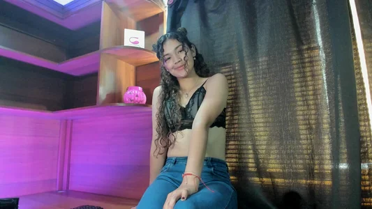 Camilla_Miller01 Do you like my jean?😈 Pic