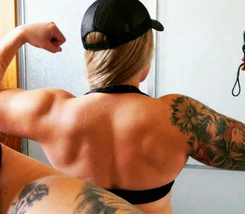 Aliciaballard_ my back on cut Foto
