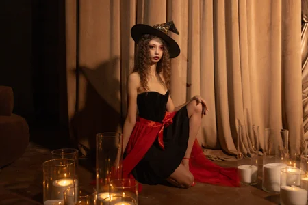 EmilyGraydis Halloween  3টি ছবি