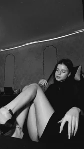 Backstage before the stream. Good spirits, a smile, and a bit of music before meeting up with you. od RoyalVelour_  snímek