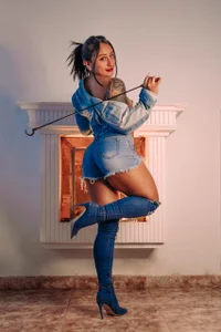 Katharina_Lopez blue jeans slika