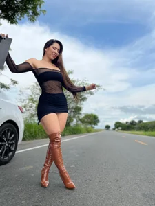 lara_giraldo OUTDOOR Gambar