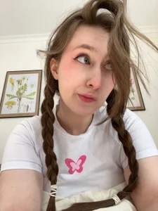 FroggyAnna look at the little butterfly 🦋 Pic 4