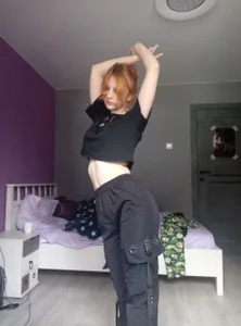 SharaSauer Public  3টি ছবি