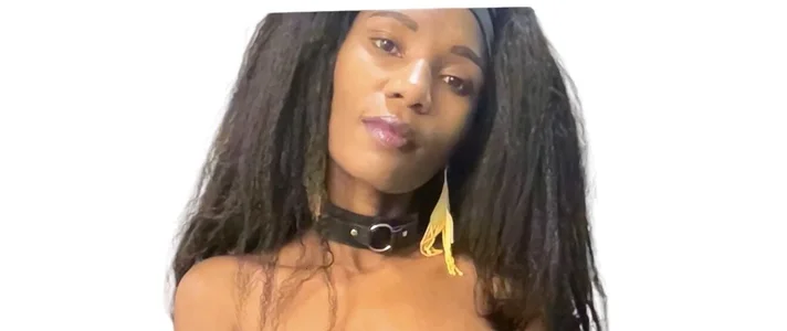 ShantelSexyYoungMilfie Public Pic 5