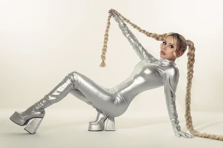 SILVER GLAMOUR od HannaConnor_  3 snímek