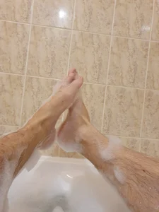 Feet in the bathtub od Chcitoodtebe  3 snímek