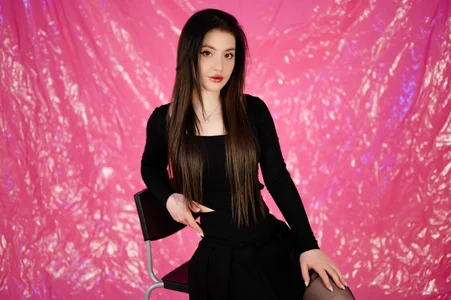 Emily_Less Public Kuva 4