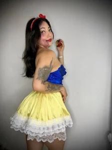 AnnieRouse__ kullanıcısının Poisoned Snow White 🍎💚 albümü -  3 fotoğraf