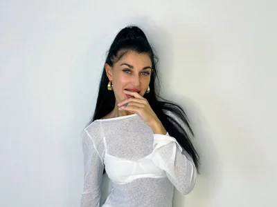 AriannaCruise The mysterious girl in white Pic
