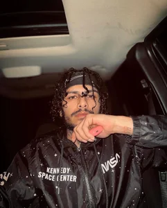 TheMaskedNudistのPublicの枚の写真