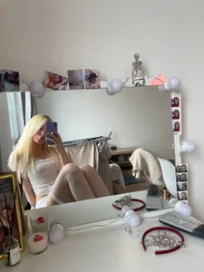 DunkedEssay BlondePoutMirror Gambar 5