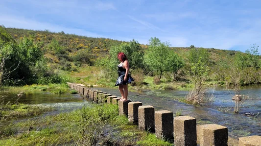 NikkiHolland: River walk in latex dress ( 3 фото)