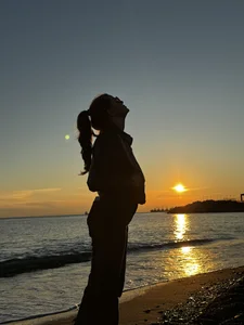 HaleyReedme A walk in the sea 🌊 side ❤️🌅 Pic