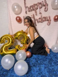 celebrating my birthday ❤😍 de Emily_Harpeer  3 Imagens