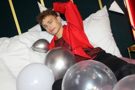 NathanCurl It was my birthday stream 🎂🎁🎈 Foto 7