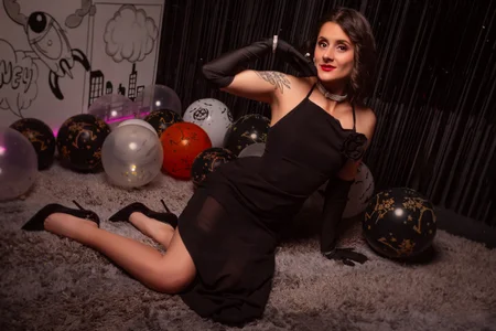 Alice_milf_ The perfect company for this time is me.🎃👄 Immagine 