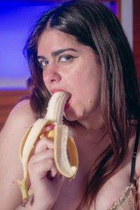 CherryRabitt Jugando con la banana🍌 Pic 9