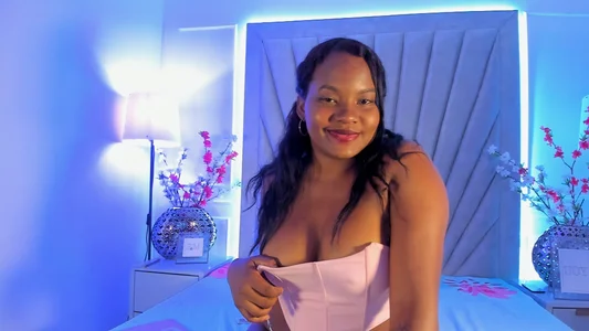 MelaniaThomson Public Pic 2