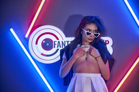 nini_love01 White :) Pic 3