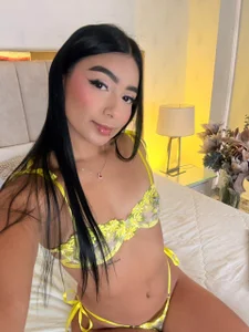 MeganCruzGB Yellow and a good smile 🔥🌻 Foto 4