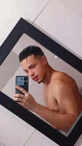 “Recién bañadito, piel húmeda y todavía con calor… ¿quién se atreve a acercarse?”😈🔥 de Gael_zambrano  Imagens