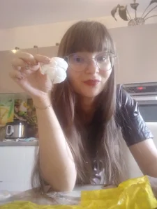 The hostess directs de KiraGoldens  4 Imagens