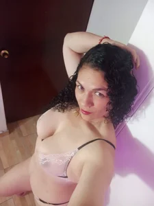 Aliciia_cute1 🔥🔥 Do you like my tits .. ?? 🔥🔥 Bilde 2