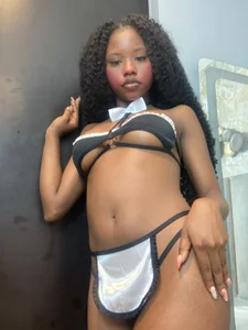 “Don’t look at me like that if you don’t want me to tease you. 💋” de Katalina_san Foto 2