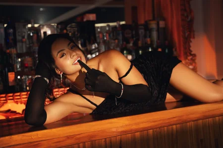 Mindy_sweety A drink and a beautiful girl is all you need Billede 2