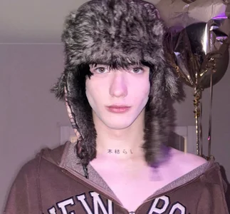 LeonBoykisser Public 사진