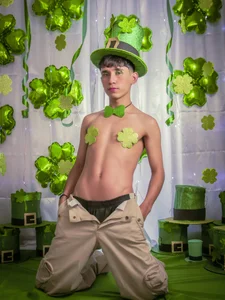 Thayler_jonesIf you're looking for luck... you've just found it 💋🍀 Bild 4