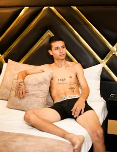 ChloeAndJeanPaulSexy boy Bild