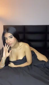 Naomy_gyal at bed between sheets Foto 5