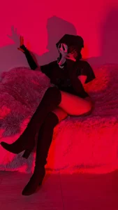 Alisson_Beckett Trick or tease? 🎃 Dare to play with me under the moonlight… 💄🖤 Foto 6